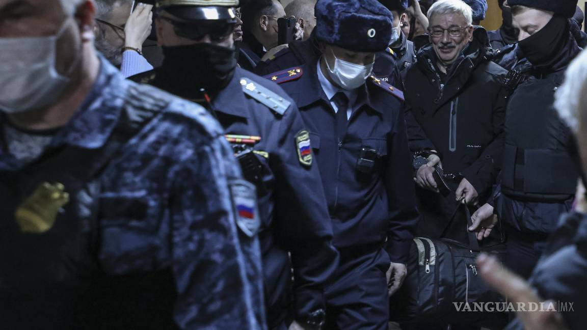 $!La policía escolta a Oleg Orlov después de que se anunciara su veredicto en la audiencia judicial en el Tribunal de Distrito de Golovinsky en Moscú, Rusia.