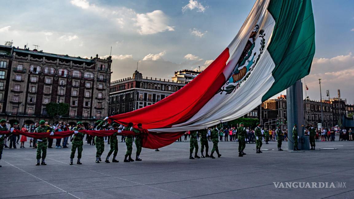 ‘La bandera es hasta de los traidores a la patria’... AMLO anuncia que la bandera estará en el Zócalo para la marcha de la ‘Marea Rosa’