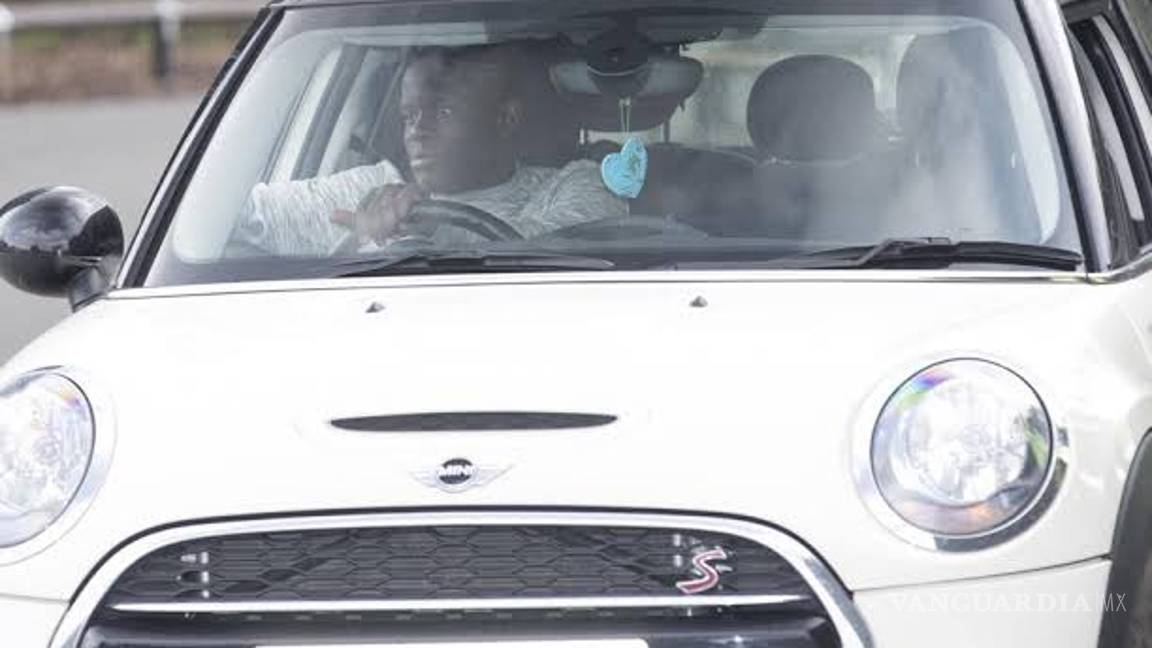 $!N'Golo Kanté; la figura del Chelsea que mantiene su mismo auto desde el 2015