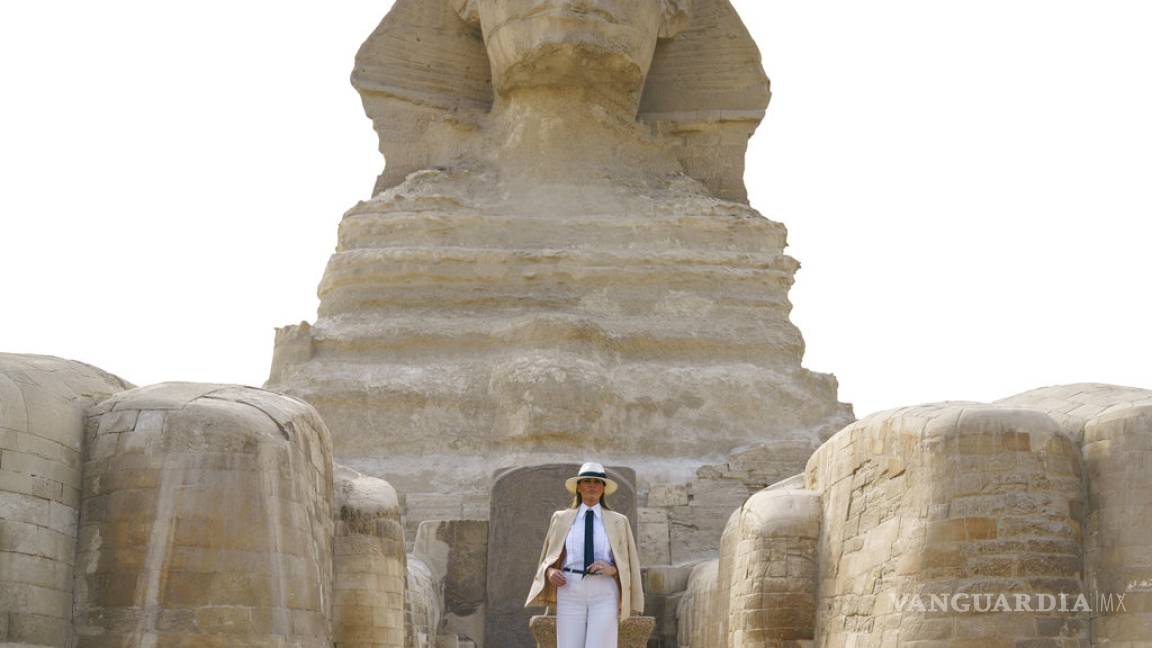 $!Melania Trump pasea entre las pirámides en Egipto