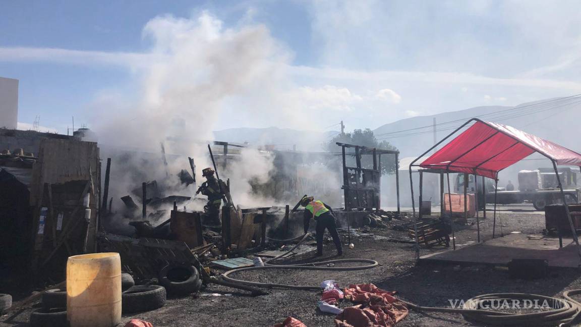 Reduce incendio a cenizas tejabán en colonia Loma Linda de Saltillo