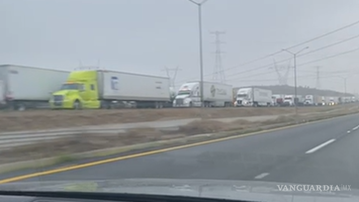 $!Filas de varios kilómetros se formaron el pasado lunes en la carretera libre hacia Monterrey.
