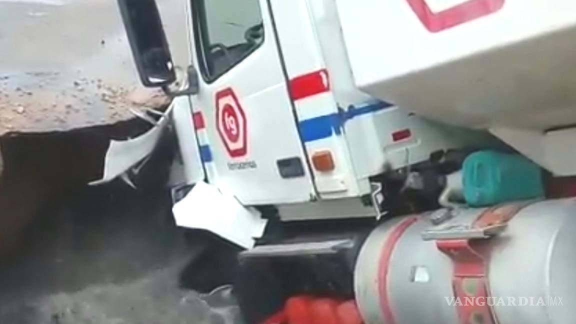 $!Camión prácticamente es “tragado” por la tierra en Torreón