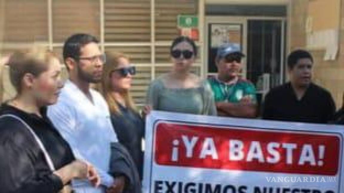 En Torreón, protestan por falta de pago trabajadores de la Jurisdicción Sanitaria No. 6