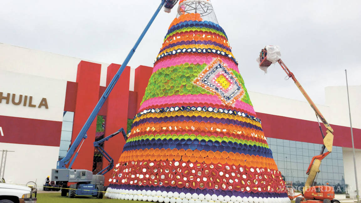 Artista con 9 rércords Guiness instala pino del Centro de Gobierno en Saltillo