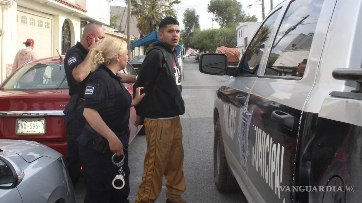 Acusan a joven de robo de calzado en Provivienda, en Saltillo; vecinos lo golpean antes de ser detenido