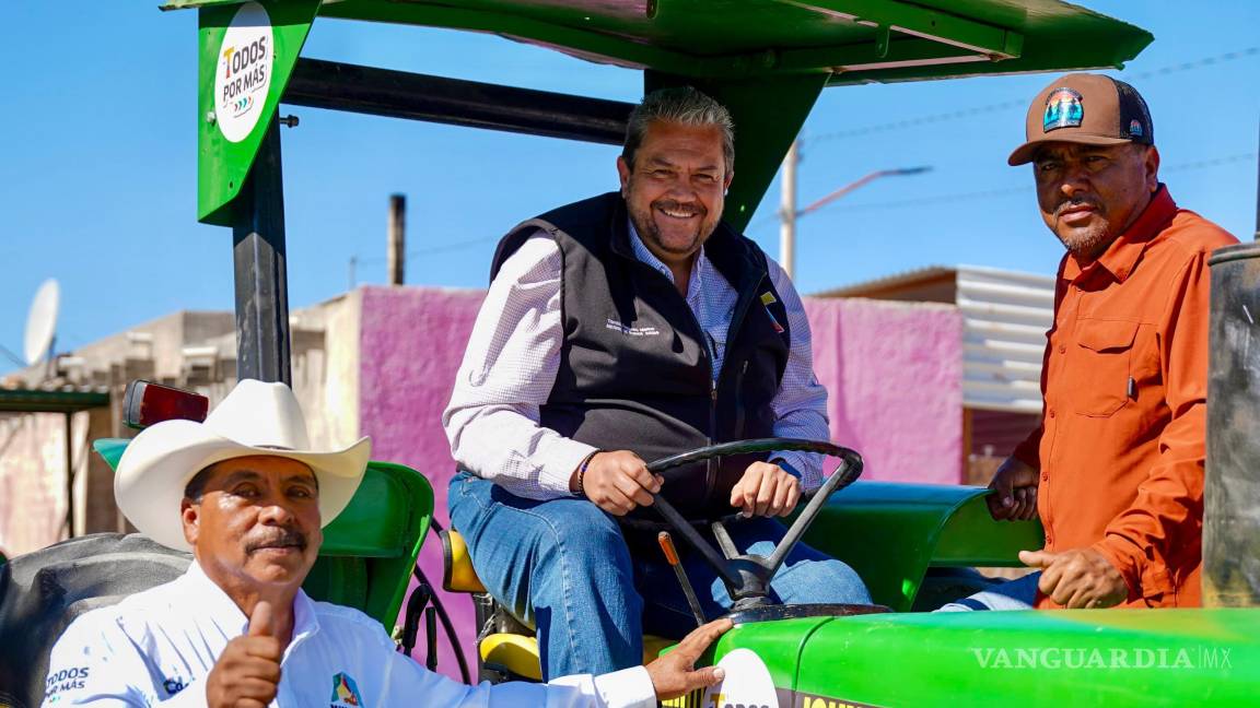 $!El Alcalde entregó un tractor junto con un arado de tres discos.