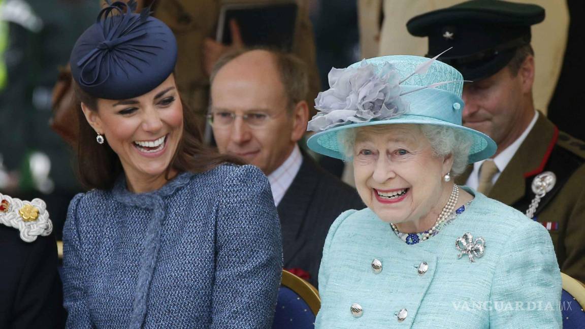 $!La duquesa Cataliana de Gran Bretaña ríe mientras la reina Isabel II de Gran Bretaña el 13 de junio de 2012.
