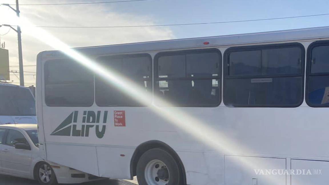 Vehículo choca por alcance contra camión, provoca caos vial en periférico LEA de Saltillo