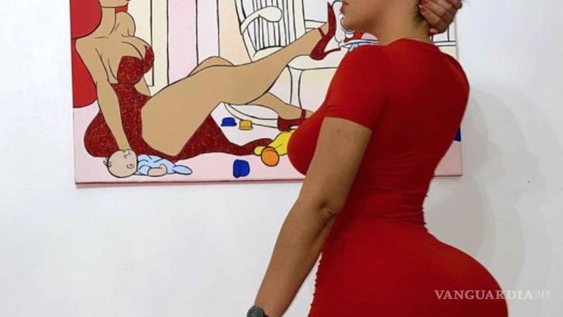 $!La profesora es voluptuosa, lo que no es del agrado de la comunidad de madres de familia