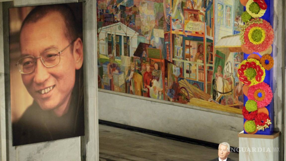 $!El presidente del Comité Nobel, Thorbjorn Jagland, se sienta junto a una silla vacía con la medalla y el diploma del Premio Nobel de la Paz en honor a Liu Xiaobo.