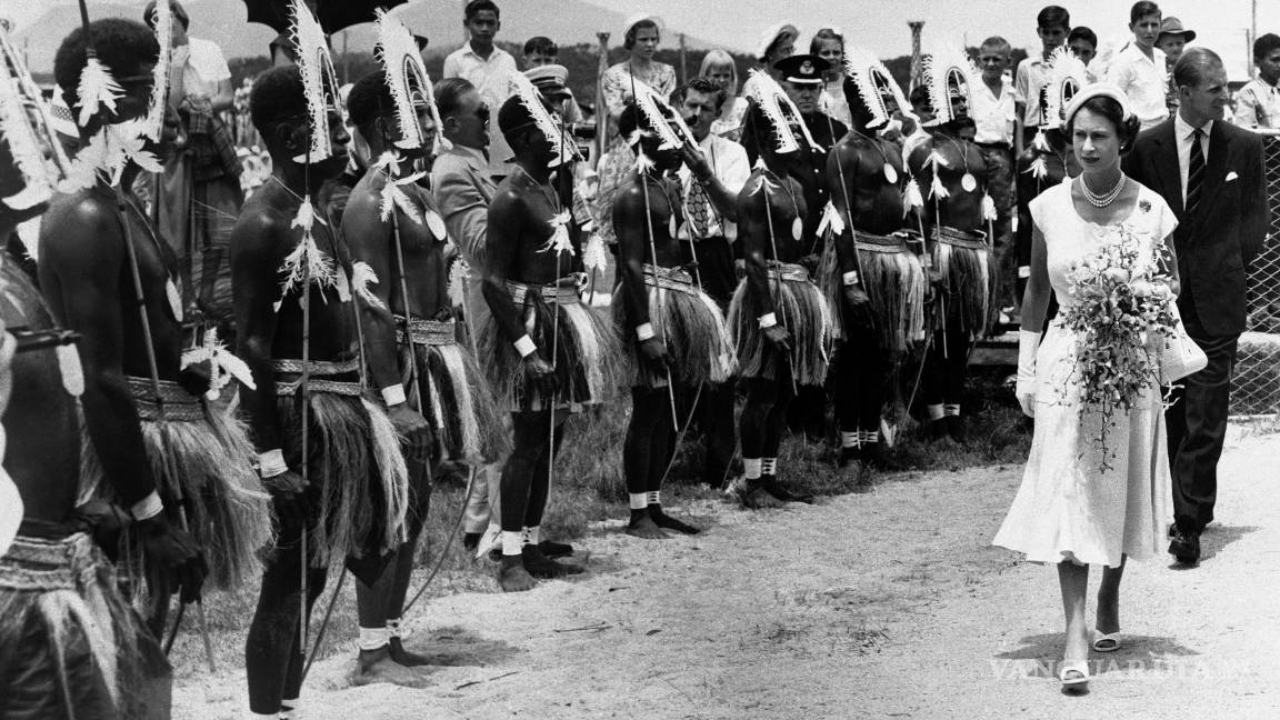 $!La reina Isabel II de Gran Bretaña y el príncipe Felipe en una ceremonia de bienvenida en el pueblo de Cairns, Australia, el 13 de marzo de 1954. AP