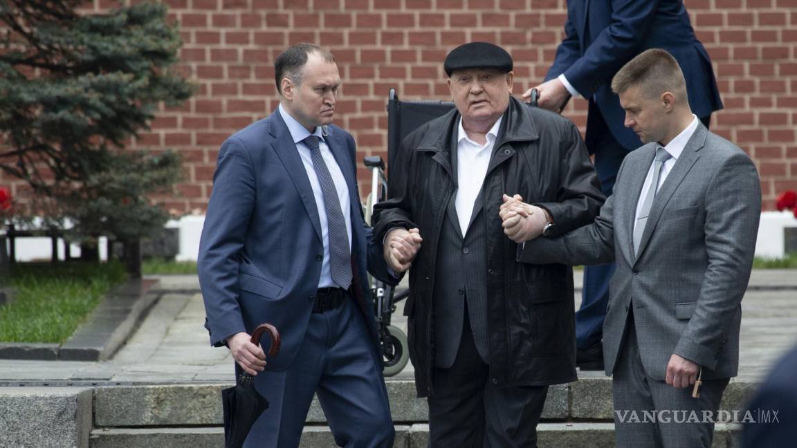 $!Mikhail Gorbachev, centro, es ayudado por sus asistentes para asistir al desfile militar del Día de la Victoriaen la Plaza Roja de Moscú el jueves 9 de mayo de 2019.