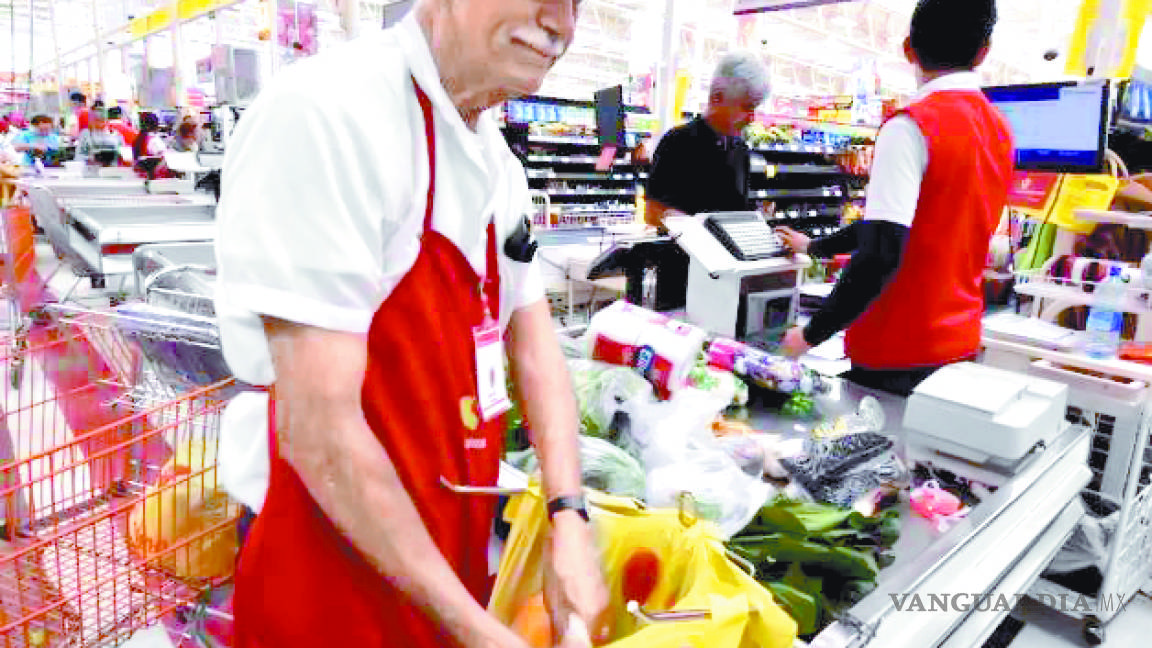 Voluntario, el regreso a laborar de 'cerillitos' en supermercados de Saltillo