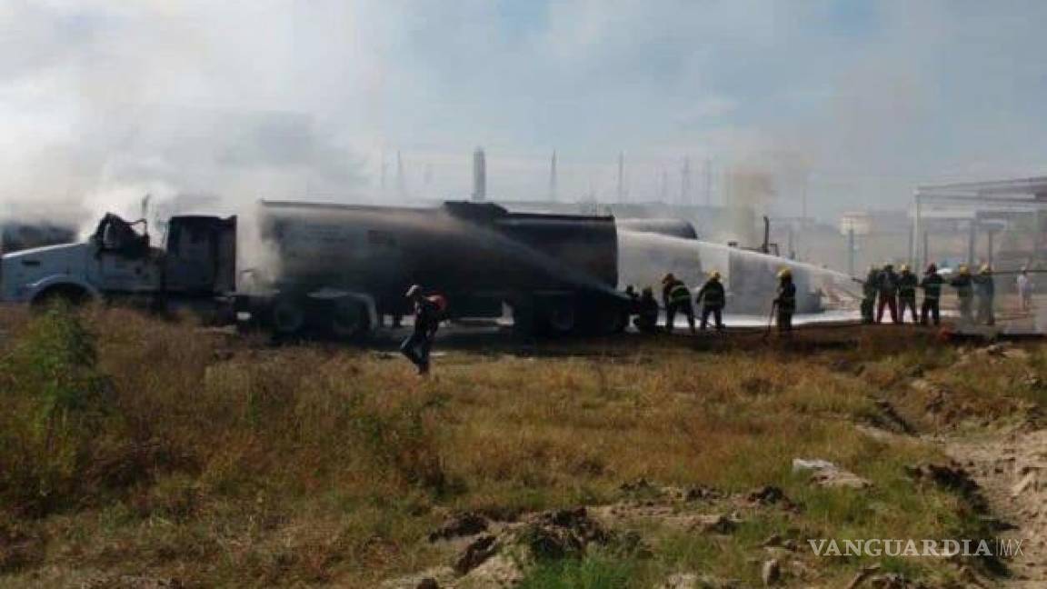 Explota pipa cargada con diesel; evacuan hoteles de playa Miramar en Tamaulipas