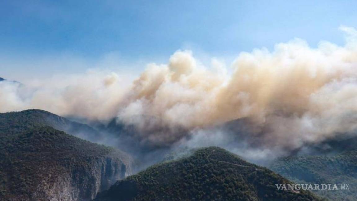 Incendio forestal en la sierra de Santiago, NL, no termina de ceder