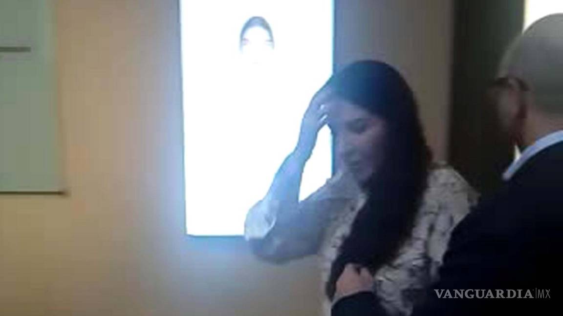 Atacan con un retrato a Marina Abramovic durante su exposición [VIDEO]