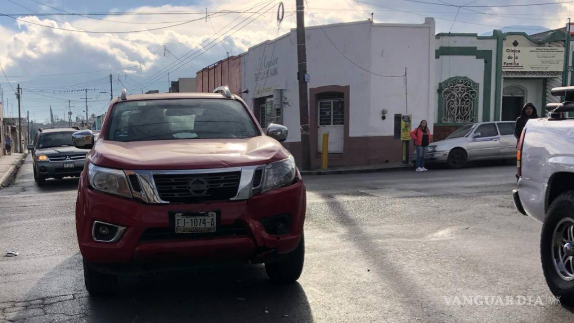 $!Por no respetar la luz roja, camioneta embiste a repartidor en Saltillo