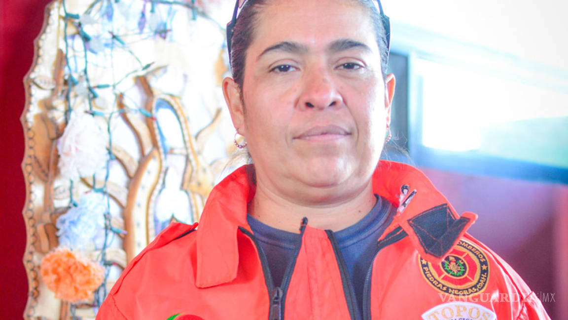 Mujer del Cuerpo de Bomberos de Piedras Negras, se integra a equipos de rescate en zona del sismo