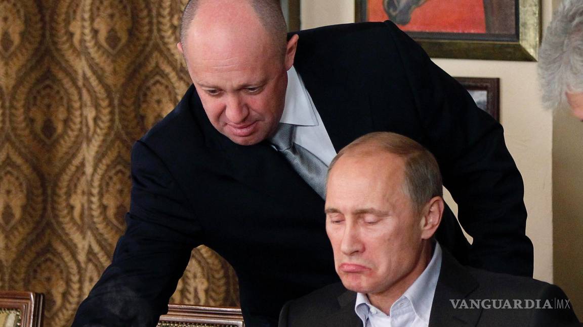 $!11/11/2011-Yevgeny Prigozhin, arriba, sirve comida al entonces primer ministro ruso, Vladímir Putin, en el restaurante de Prigozhin en las afueras de Moscú, Rusia.