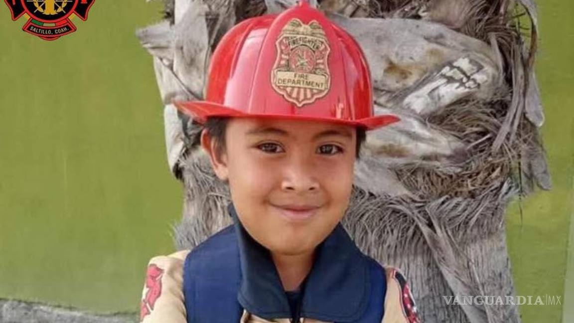 $!Diego, con su traje de bombero durante la Semana Loca en su escuela, donde declaró que para él, los bomberos son los verdaderos superhéroes.