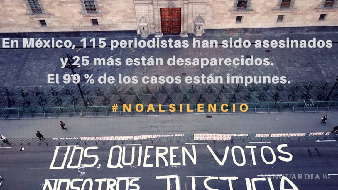 $!“Ustedes quieren votos. Nosotros, justicia”, periodistas protestan frente a Palacio Nacional