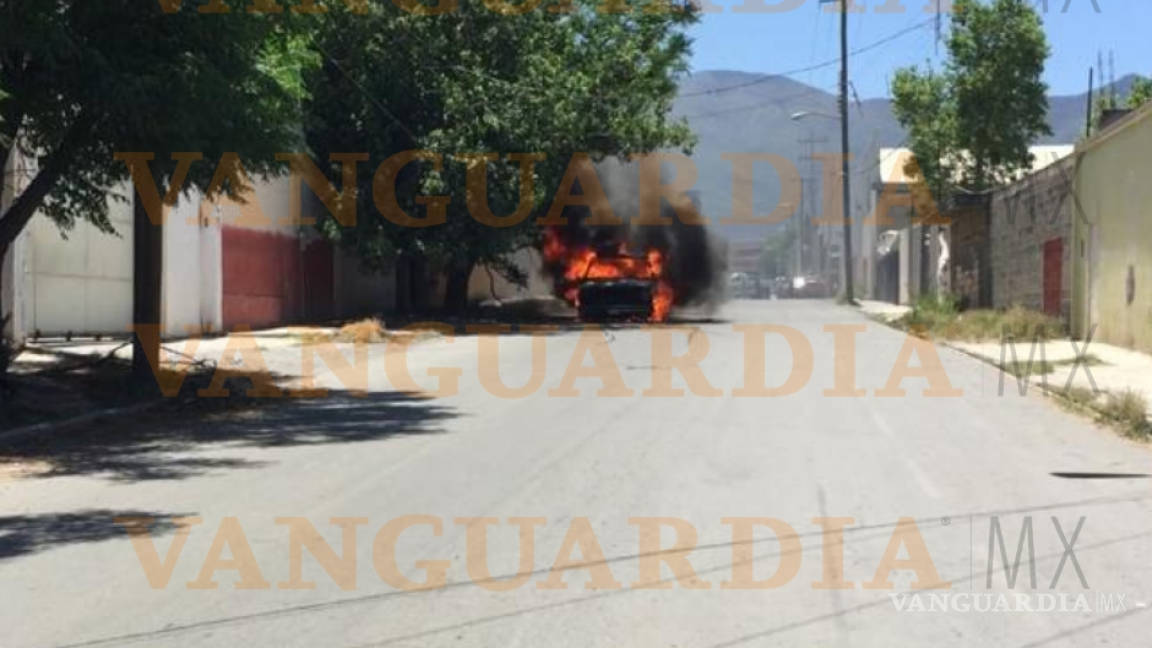 Camioneta se incendia y cierran calles por situación de riesgo en Saltillo