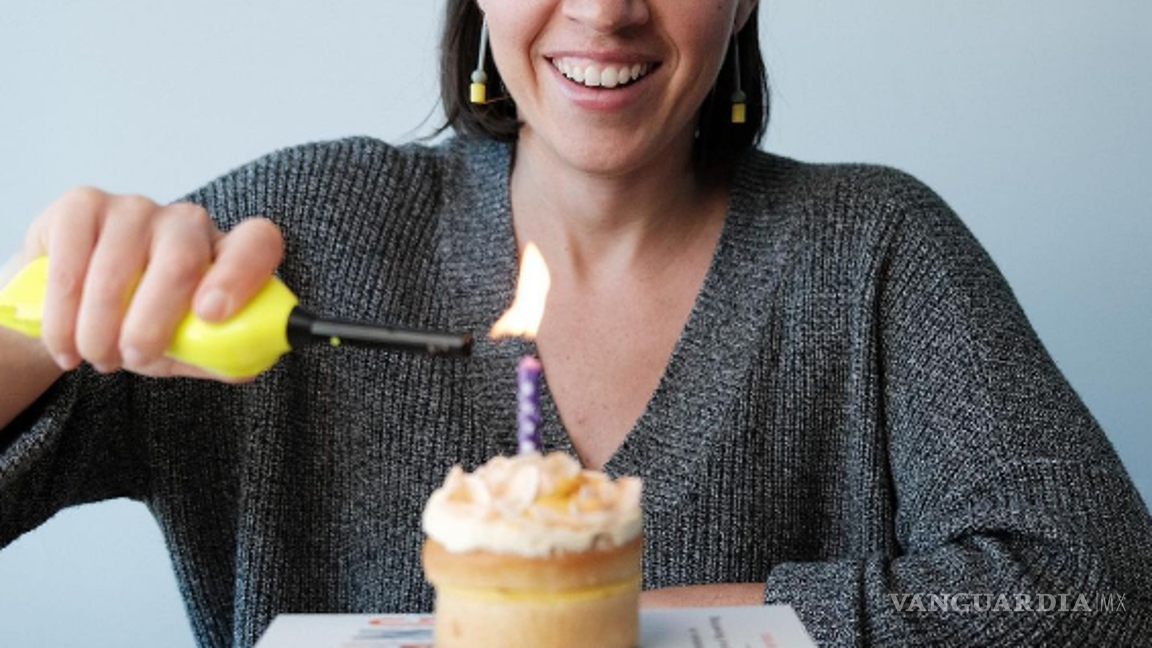 $!La Dra. Kyl Myers festejó el aniversario de su libro.