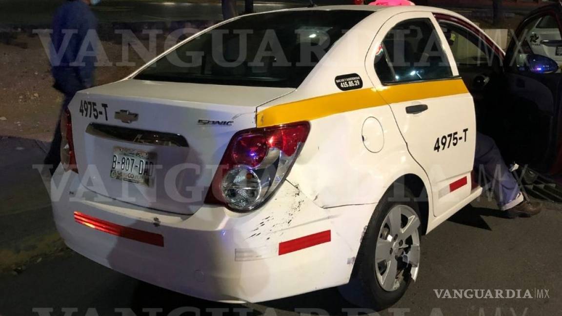 Taxista ingnora semáforo y embiste a motociclista, al norte de Saltillo