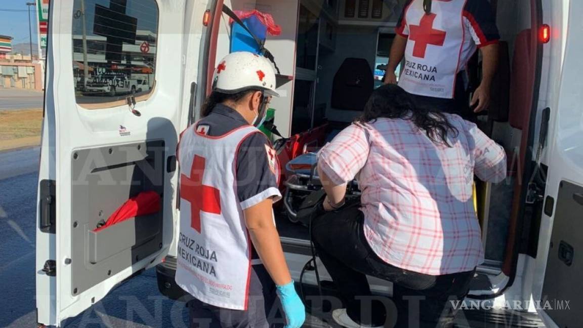 Mujer sufre aparatosa volcadura en Saltillo; se reportan solo daños materiales