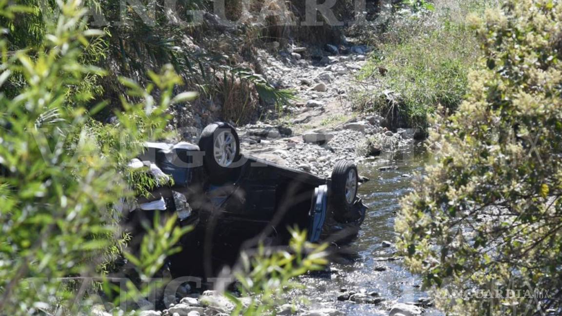 Conductora cae 8 metros al fondo de un arroyo al norte de Saltillo