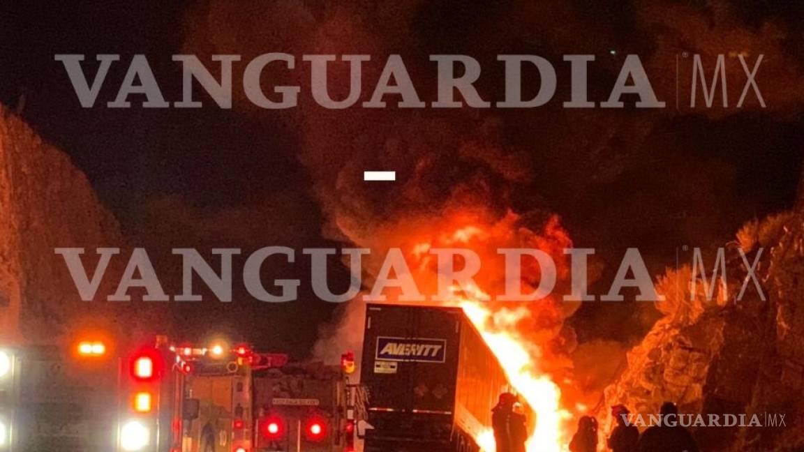 Se incendia tráiler tras choque en Arteaga