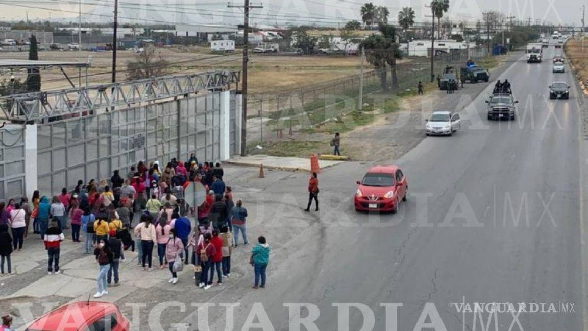 $!Familiares de los reos se dieron cita a las afueras del penal para intentar tener información sobre el estado de los reos. FOTO: ARACELY CHANTAKA
