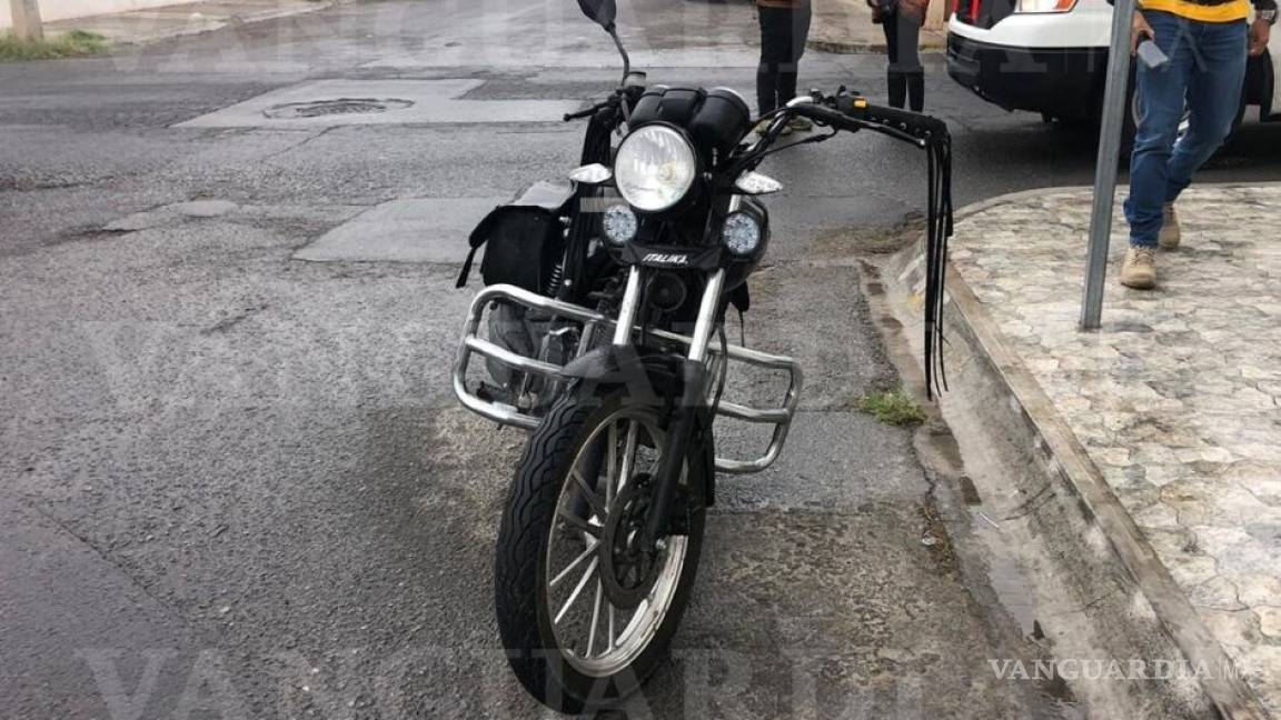Caen de motocicleta por lluvia en Saltillo
