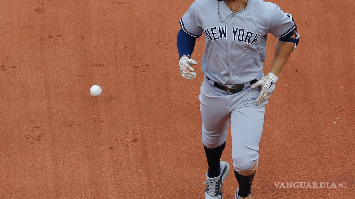 $!Aficionado golpea a pelotero de los Yanquis con pelota, tras conectar jonrón