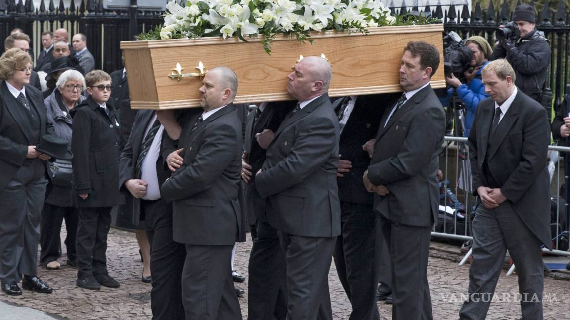 En un funeral privado amigos y familiares despiden a Hawking en Cambridge