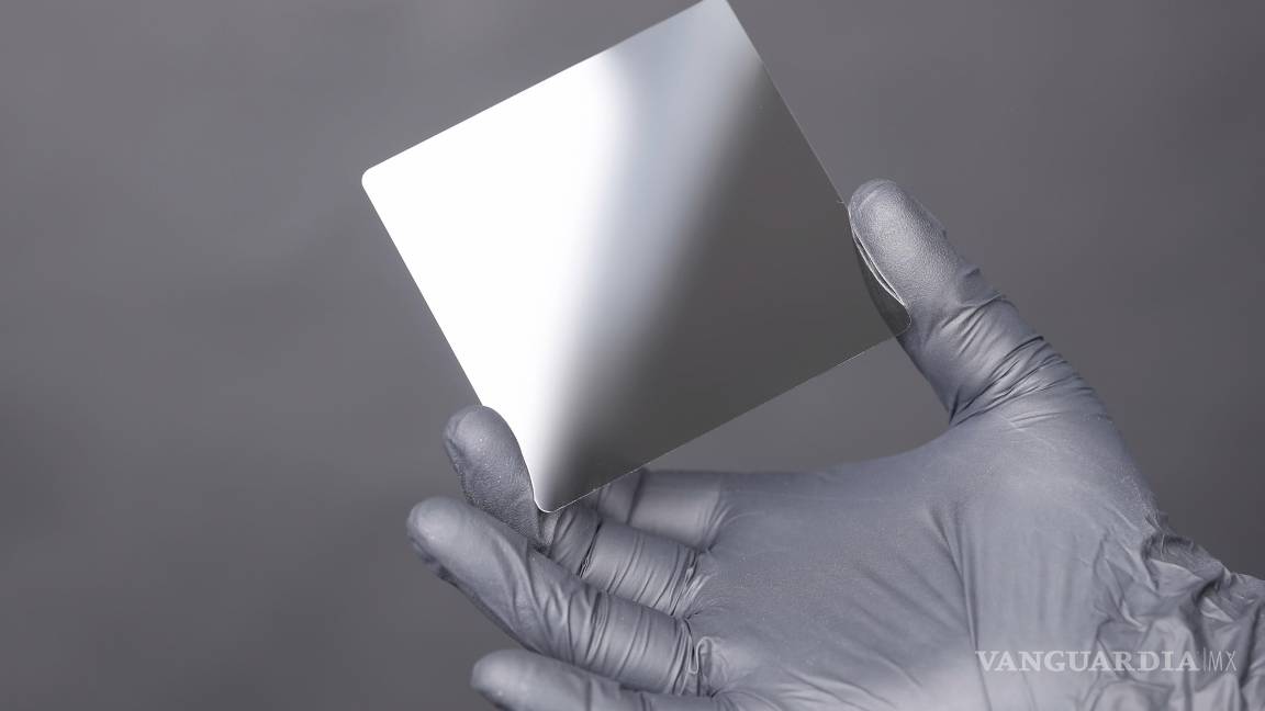 $!Técnico sostiene una placa de cristal cerámico. Las láminas (sustratos) de vidrio revestidas de una “cerámica gris u oscura extremadamente duradera”.