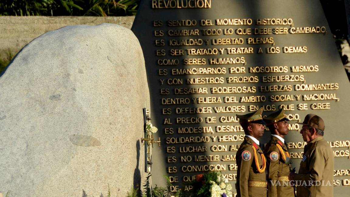 $!Raúl Castro rinde tributo ante la tumba de Fidel