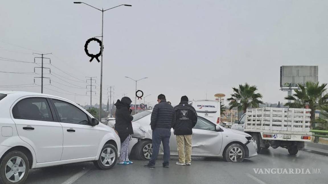 Por mal clima automóvil derrapa y causa choque en Fundadores, Saltillo