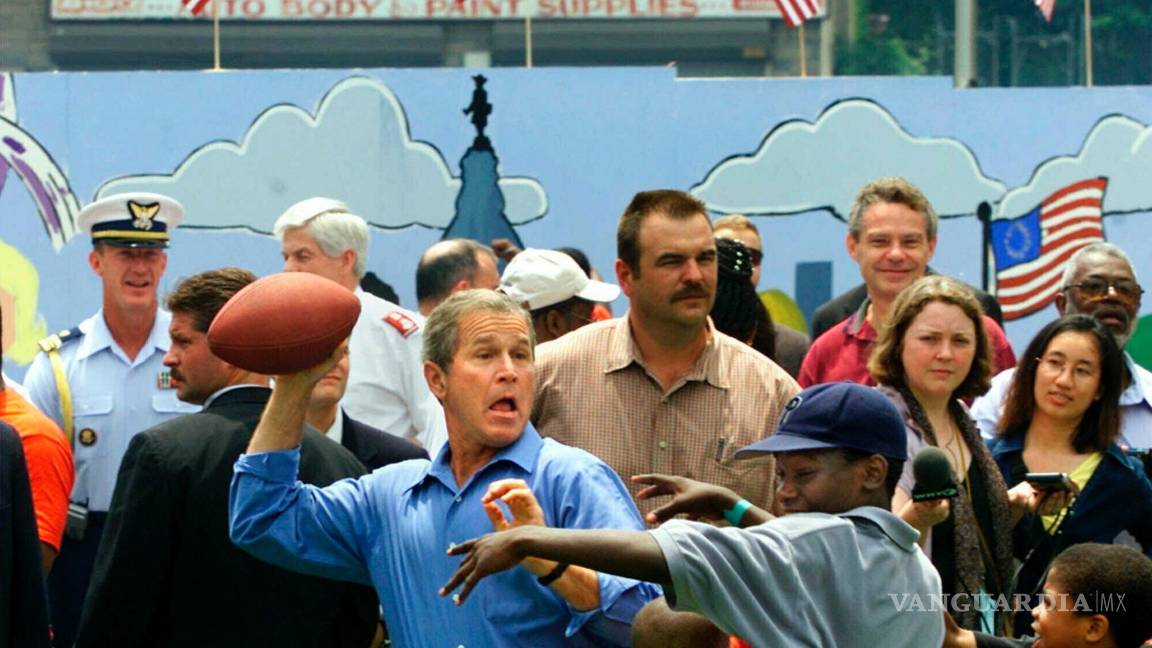 $!El presidente George W. Bush celebra el feriado del 4 de julio de 2001 en Filadelfia jugando fútbol patrocinado por la Iglesia Bautista Greater Exodus.