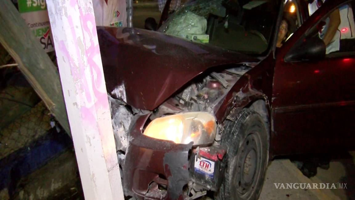 Conductora ebria choca automóvil y derriba un poste en Valdez Sánchez