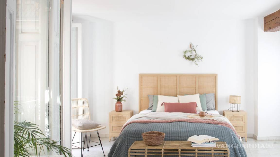 $!Cama en material natural con alfombra y mesas de ese tipo de material.