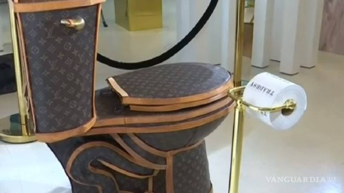 Artista pone a la venta un inodoro cubierto con cuero de bolsos de lujo