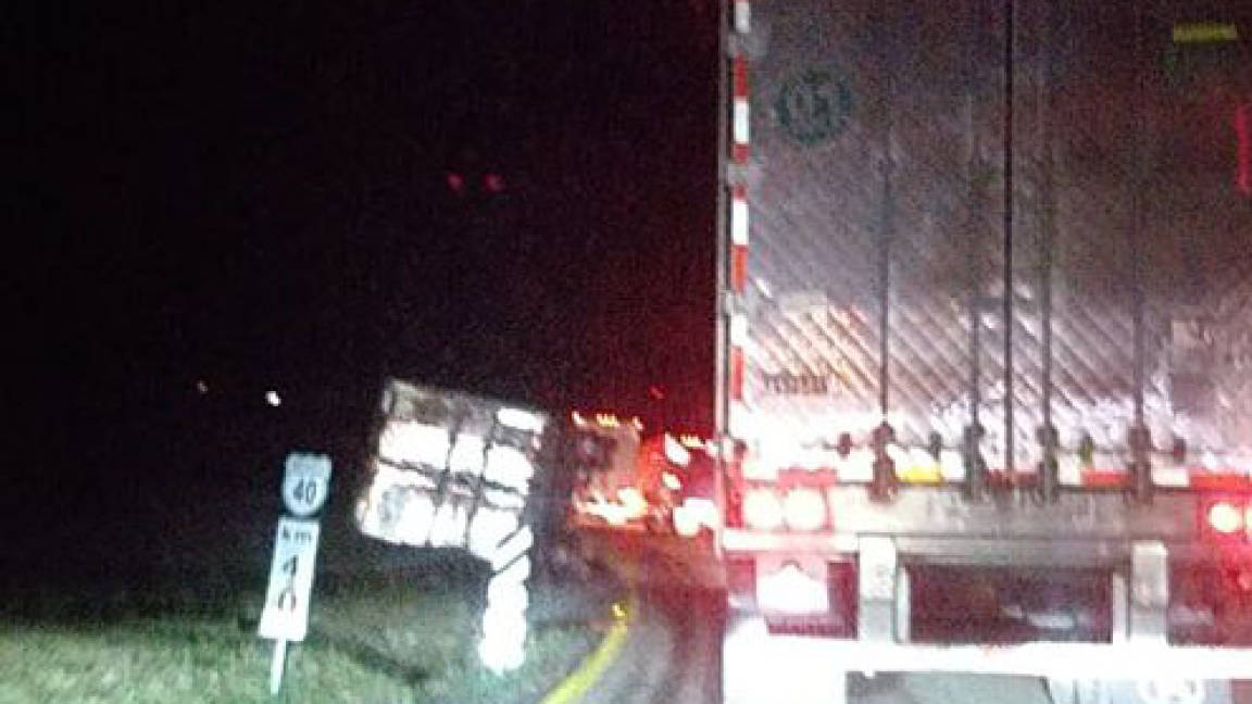 Reportan tráfico lento en carretera libre Monterrey-Saltillo por volcadura de tráiler