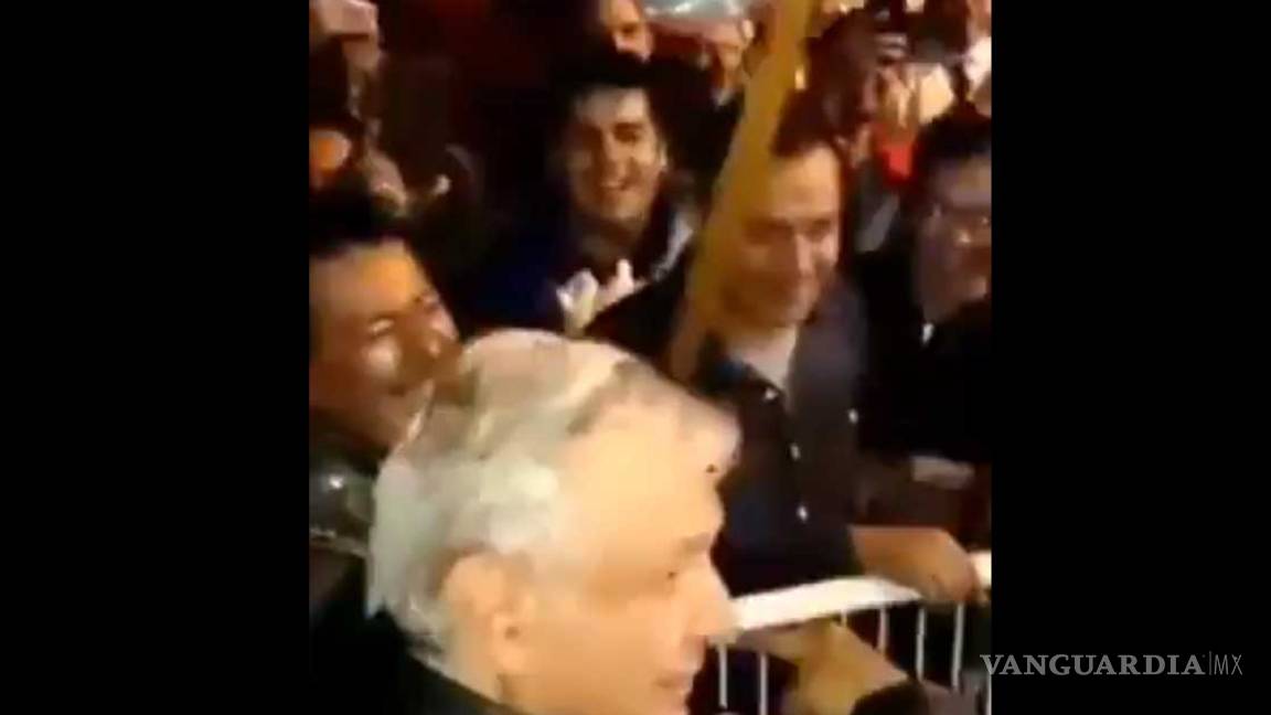 '¡Que me compre un algodón López Obrador!', grita comerciante al paso del Presidente, y esto pasó...