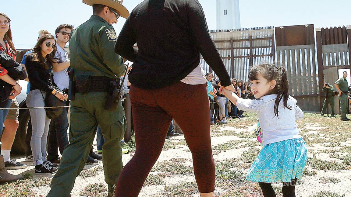 $!Abren muro en la frontera con San Diego para reunir a familias