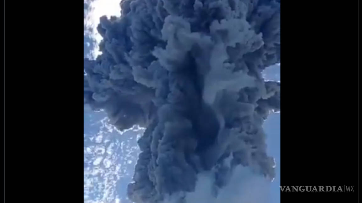 Volcán de Indonesia registra impresionante erupción; obliga a evacuación de más de 2 mil personas