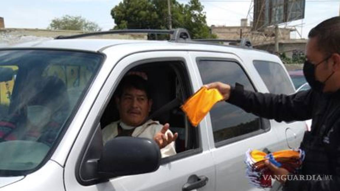 $!Policía de Torreón entrega cubrebocas y mantiene perifoneo en la ciudad