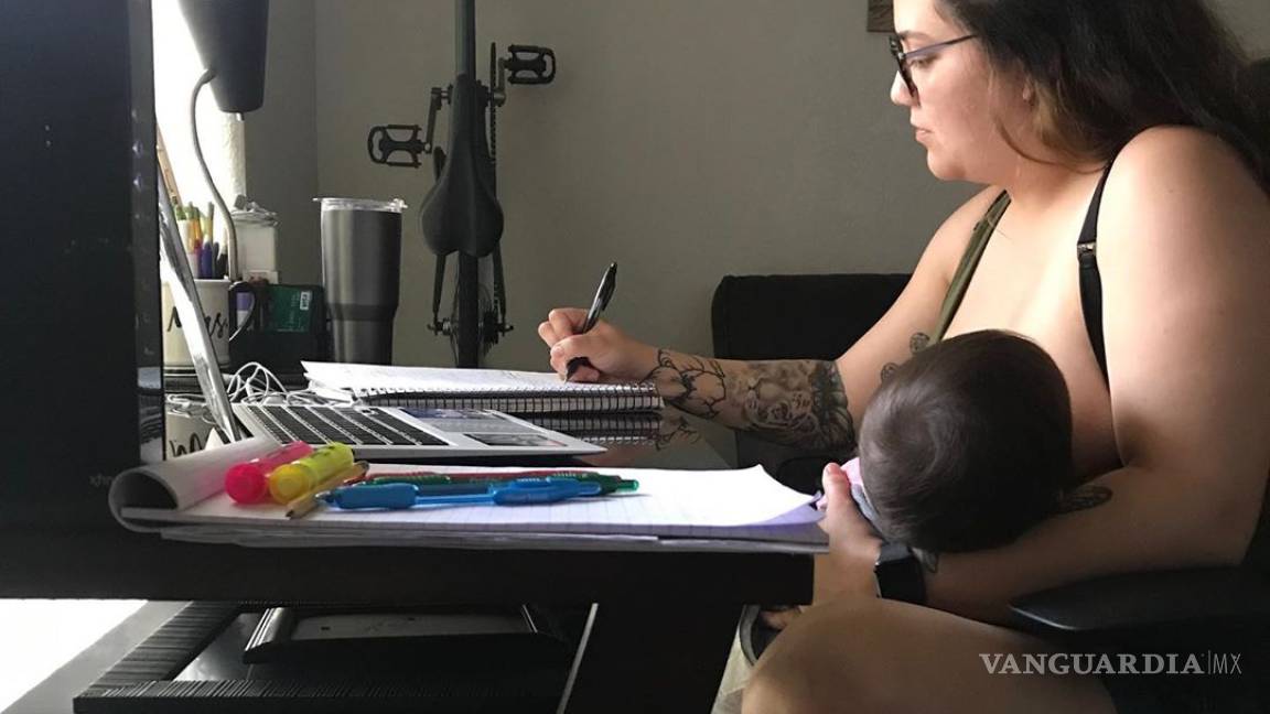 Por amantar a su bebé en clase en línea su profesor la regañó