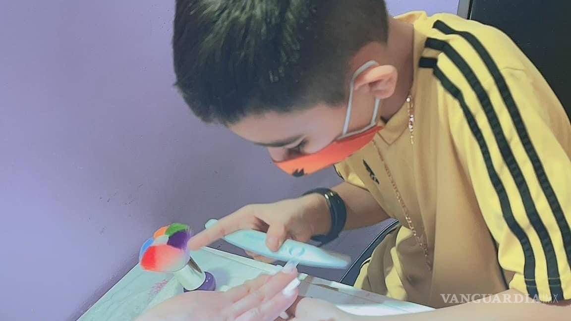 Viral: Niño aplica uñas de acrílico para ayudar en operación de su hermanito